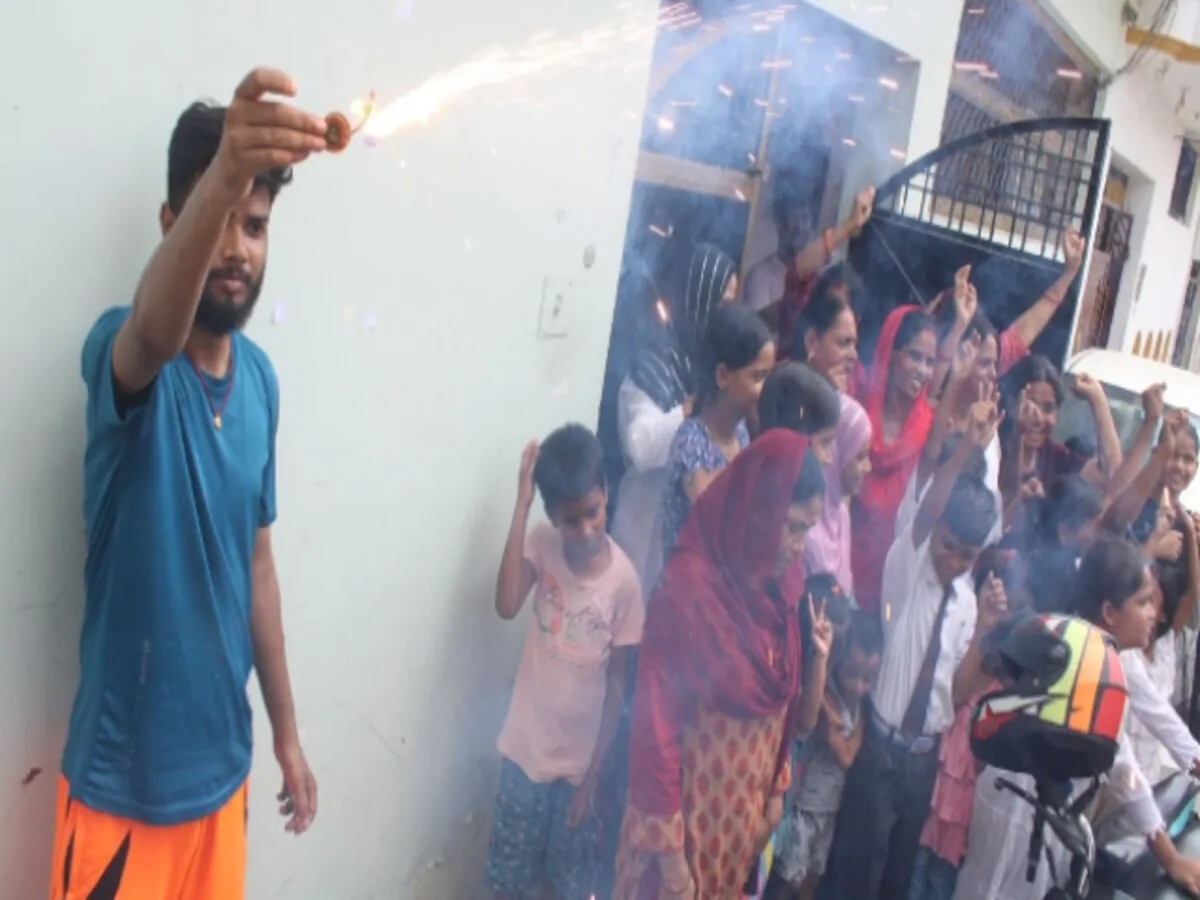 योगी हैं तो यकीन है; अकबर नगर जैसे हश्र से डरे लखनऊ वालों ने बुलडोजर पर ब्रेक के बाद दिया नारा