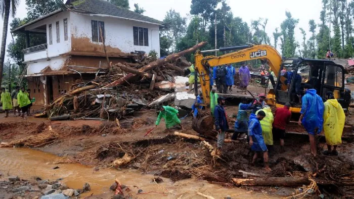वायनाड भूस्खलन में 93 लोगों की मौत, 250 लोगों को निकाला गया; बचाव कार्य के लिए 300 कर्मी तैनात